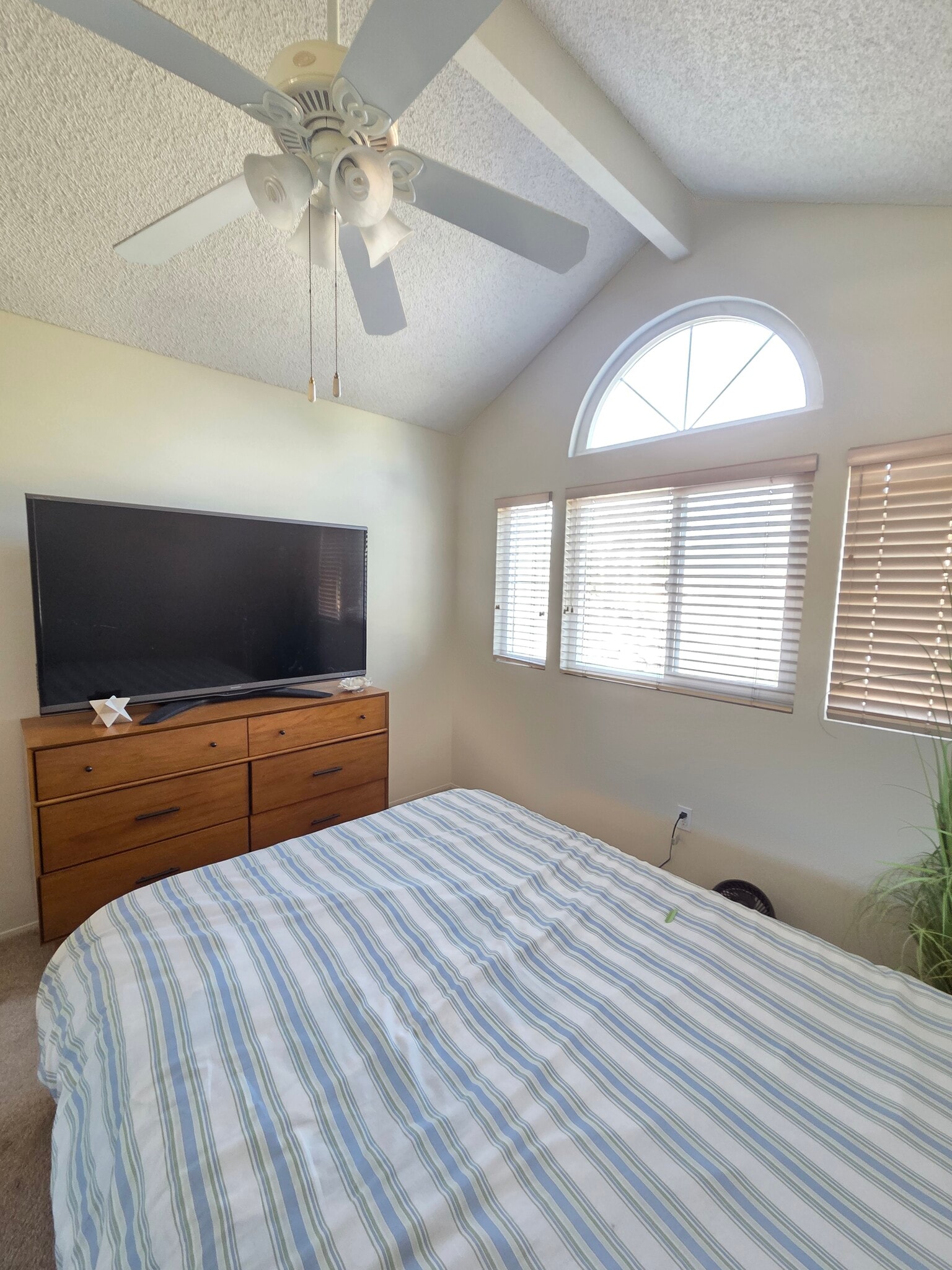 Building Photo - 740 Edgewater Dr