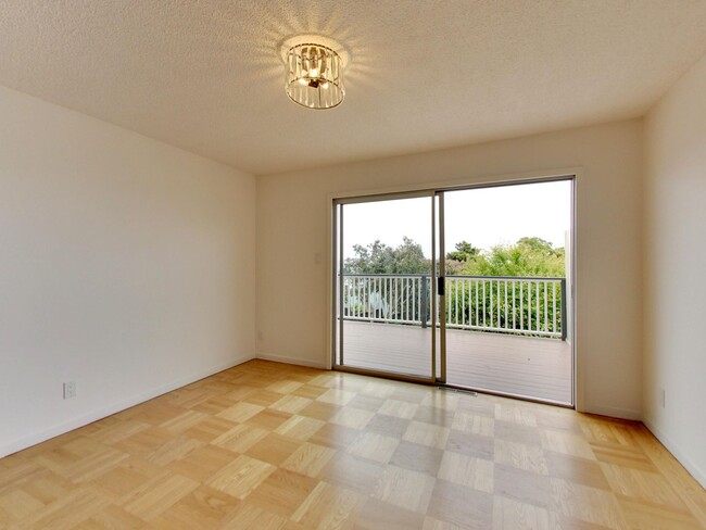 Building Photo - 4BR Home with Jaw-Dropping Views, Garage, ...