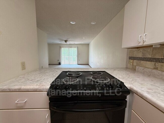 Building Photo - 1633 N Country Club Rd