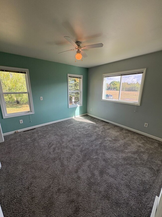 Building Photo - 4 bedroom, 2 bathroom Home off Spring Hill...