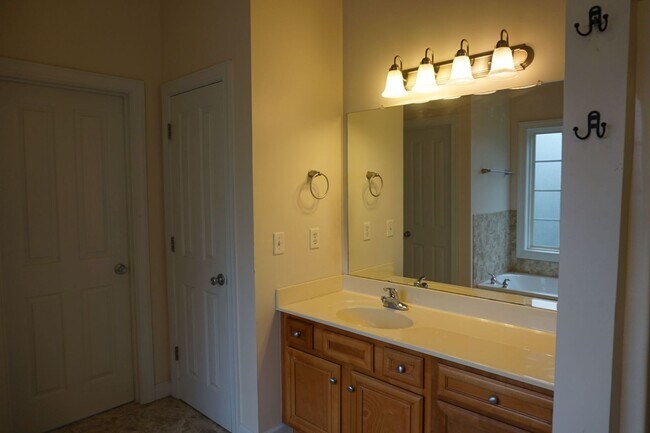 Building Photo - 3 Bedroom 2.5 Bathroom with a Bonus Room located in Creeks Edge Subdivision in Sneads Ferry!