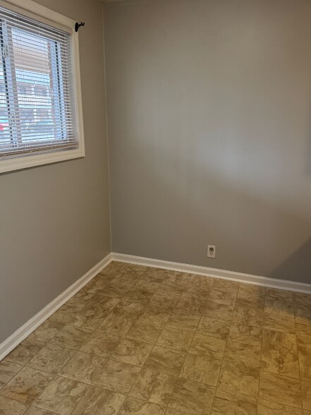 Building Photo - 261 White Bridge Pike