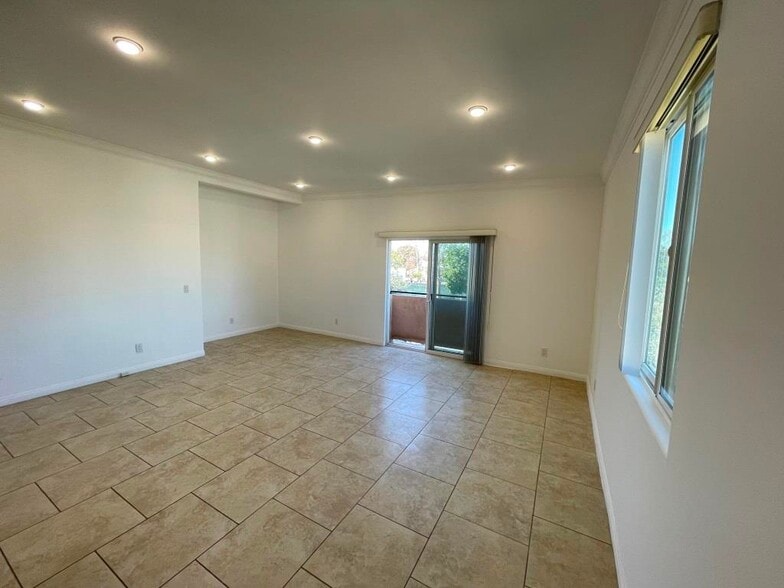 Building Photo - 6714 Balboa Blvd
