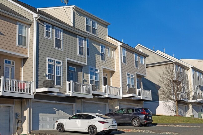 Building Photo - Spacious Pantops Townhome – Convenient, Pet-Friendly Living