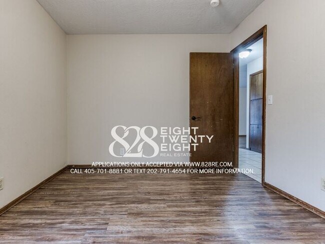 Building Photo - West Norman 2 Bed/1 Bath Duplex WITH Fenced Backyard! AVAILABLE NOW!