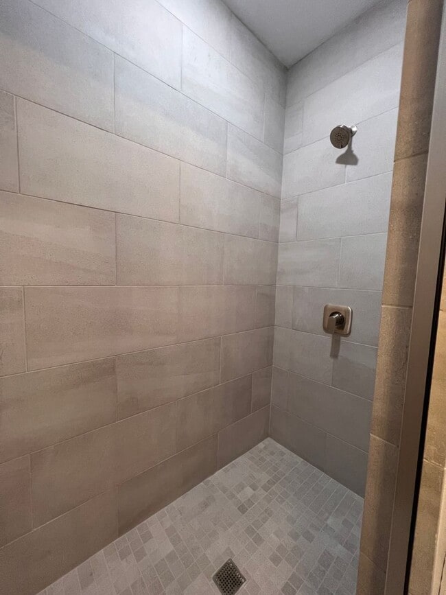 Building Photo - Luxury Living In Midtown near UNMC - 2bed 3bath + Garage