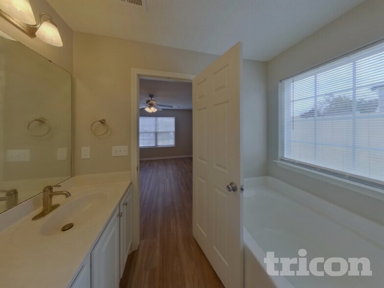 Building Photo - 1703 Mission Oaks St