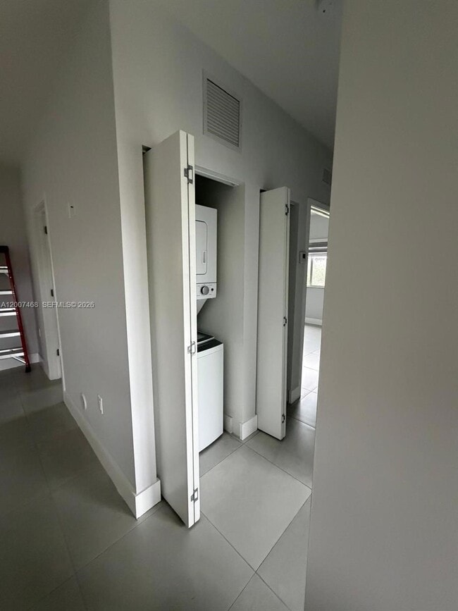 Building Photo - 381 E 50th St