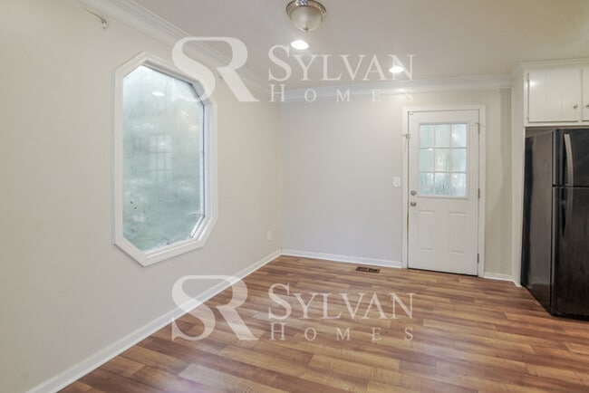 Building Photo - Immerse yourself in comfort and convenience