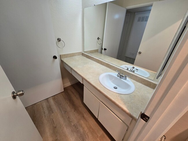 Building Photo - Beautifully Renovated Ground-Floor 2 Bedroom – Over 900 Sq. Ft.!