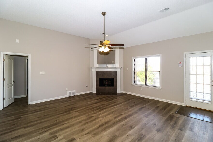 Building Photo - 300 Mossy Springs Dr