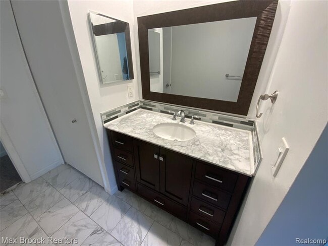 Building Photo - 5715 Sunnycrest Dr