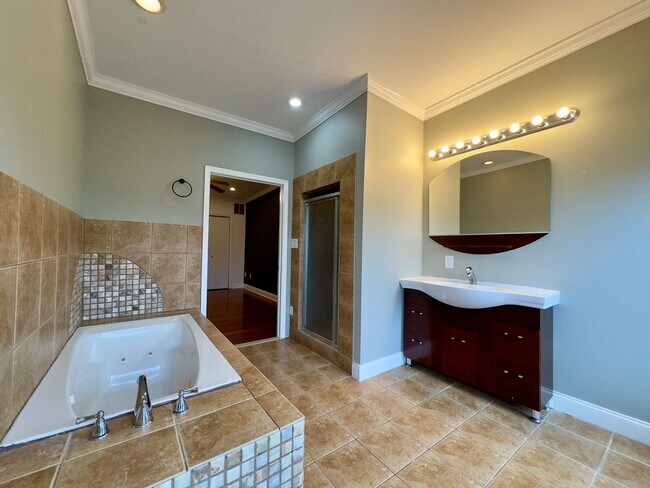 Building Photo - Charming 3-Bedroom Townhome with Modern Am...