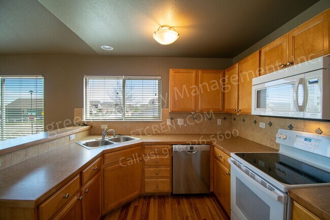 Building Photo - 3 bed, 3 bath Corner Lot in the Maple Hill...