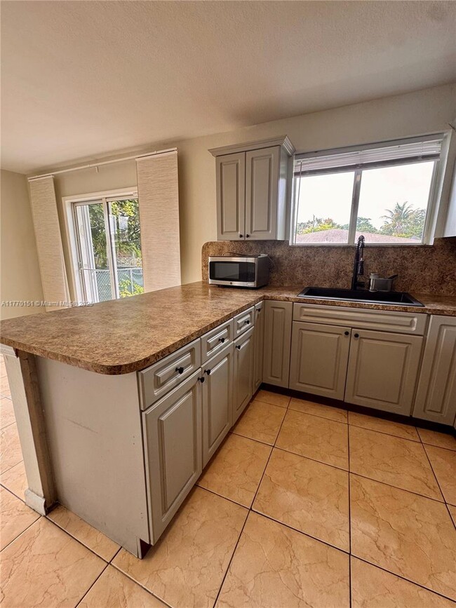 Building Photo - 3 bedroom in Miami FL 33150