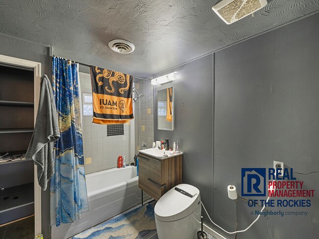 Building Photo - 2 Bed, 2 Bath with Yard, Parking & Laundry...