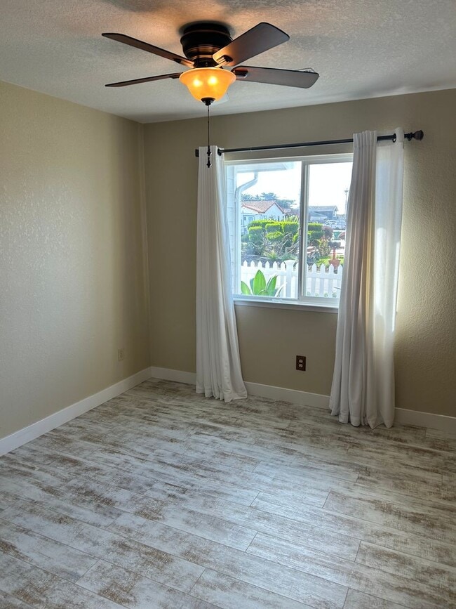 Building Photo - 2 bed 2 bath home two blocks from beach-pet friendly!