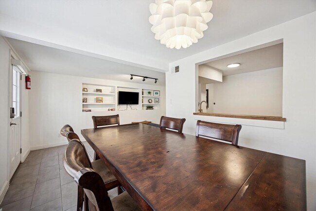 Building Photo - 604 Pressler St