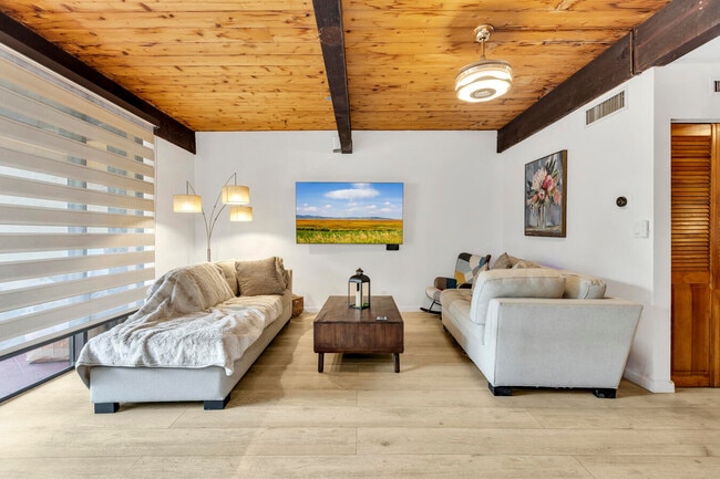 Building Photo - 720 E Coco Plum Cir