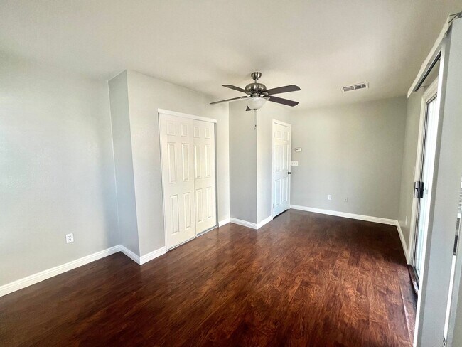 Building Photo - **$800 OFF MOVE IN BY 11/14/25**Spacious T...
