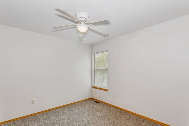 Building Photo - Spacious 3 bedroom 1 1/2 bath townhouse in...
