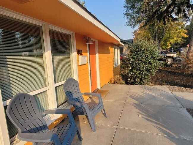 Building Photo - Charming Single-level Home, Fully Furnished + WIFI. Convenient NE Location! Pilot Butte, Downtown.