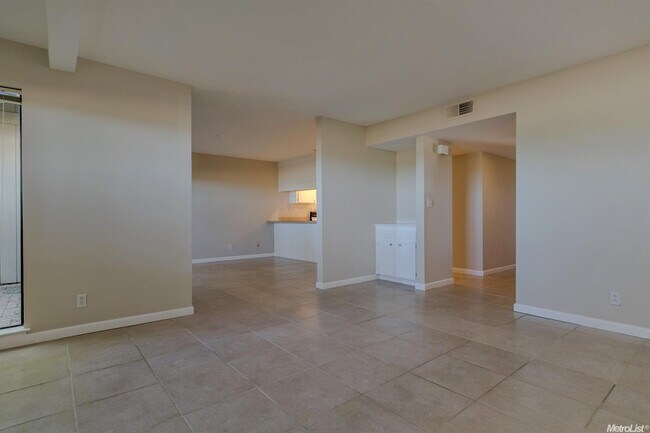 Building Photo - Stonegate Condo in fabulous West Davis location!