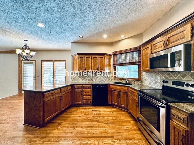 Building Photo - Beautiful, Spacious Home w/ Open Floor Pla...