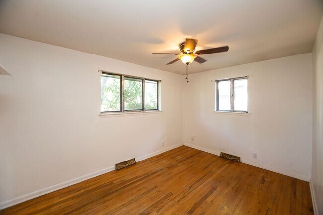 Building Photo - Charming 4 Bedroom, 1.75 Bath Brick Ranch Near Old Town!