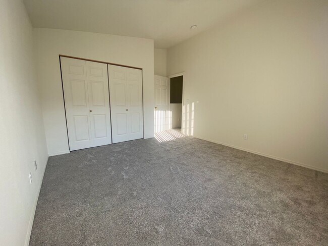 Building Photo - 2 bedroom, 2-1/2 bath condo - close to Mal...