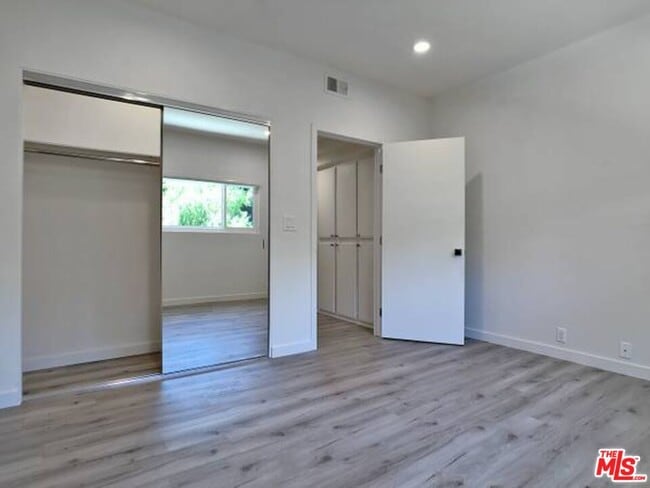 Building Photo - 1900 W Silver Lake Dr