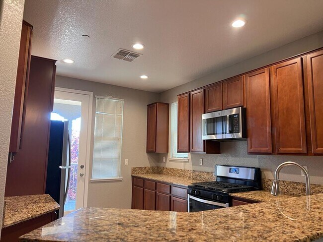 Building Photo - 427 Anchor Ln