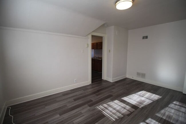 Building Photo - 1523 S 70th St