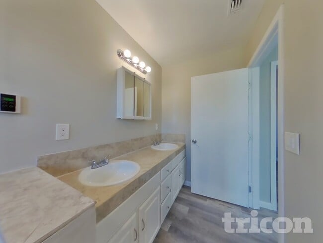 Building Photo - 1126 W Ovington St