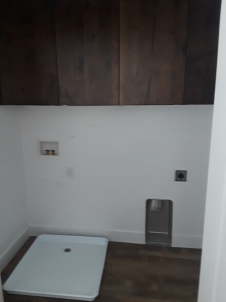 Building Photo - 2179 525 W