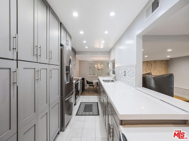 Building Photo - 441 N Oakhurst Dr