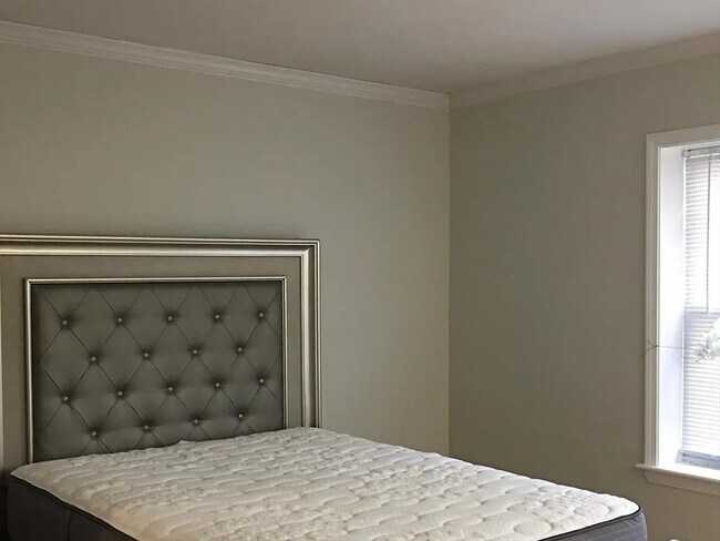 Building Photo - 152 Newton St