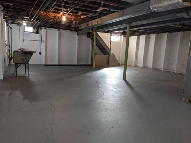 Building Photo - Gorgeous 3 Bed Upper Available with shared Garage & Hardwood floors, Appliances incl.