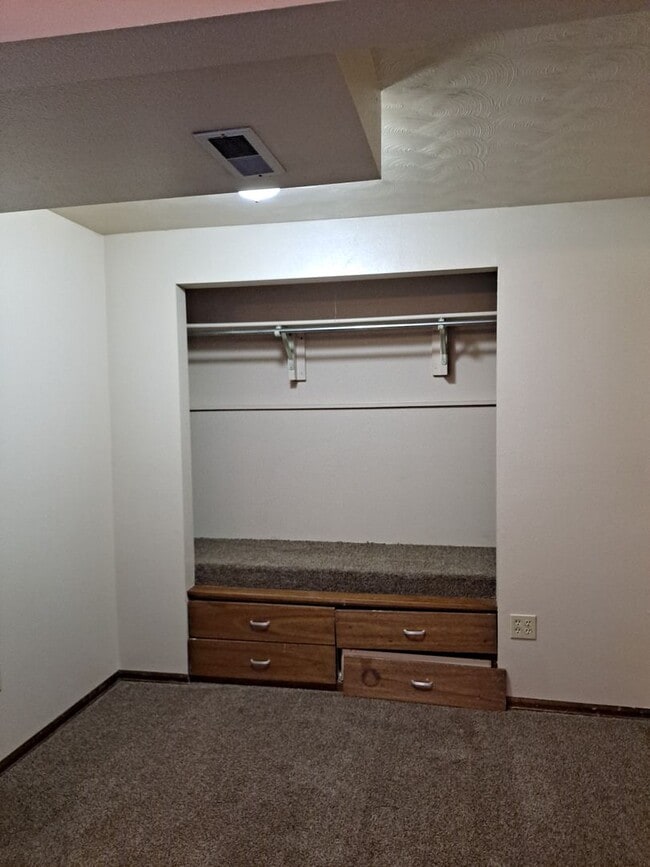 Building Photo - ALL PROSPECTIVE TENANTS MUST SUBMIT A $58 ...