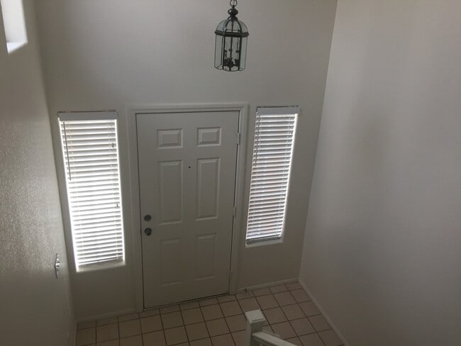 Building Photo - IMPECCABLE 2-STORY IN FANTASTIC NEIGHBORHOOD!