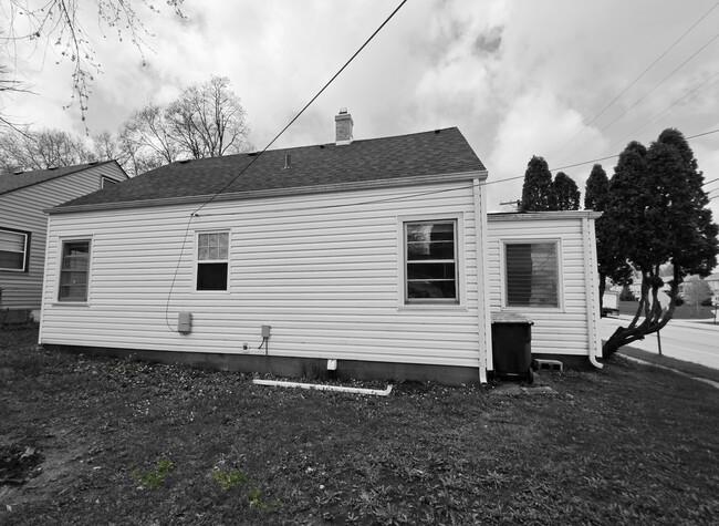 Building Photo - 427 N Henrietta Ave