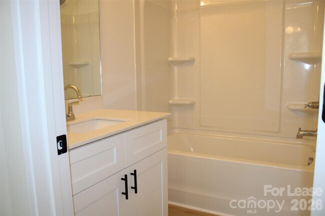 Building Photo - 562 W Park Ave