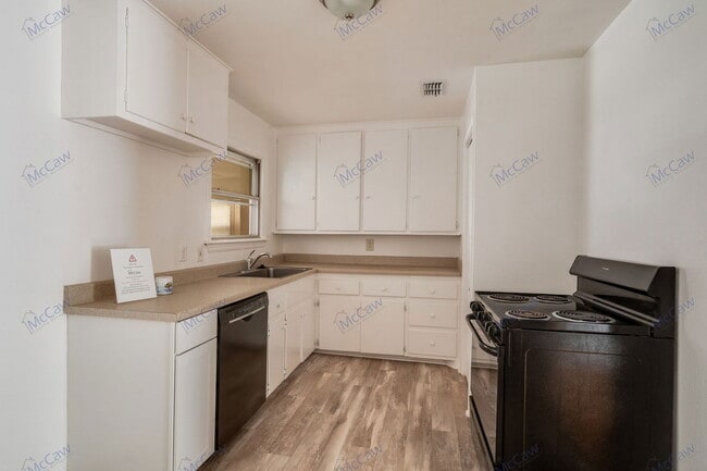 Building Photo - 2938 Hunter St