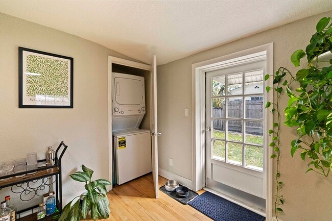 Building Photo - 548 NE 9th Ave