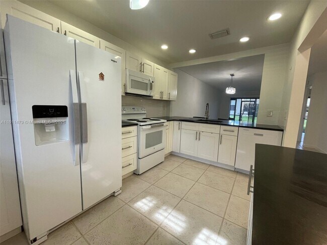 Building Photo - 449 Lakeview Dr