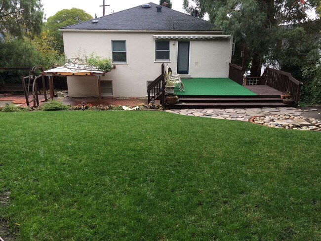 Building Photo - Charming 3 Bedroom 2 Bath Martinez Home w/...