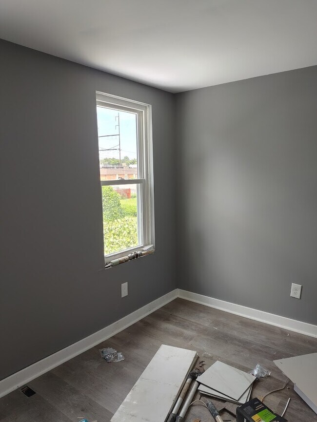 Building Photo - 218 W 5th St