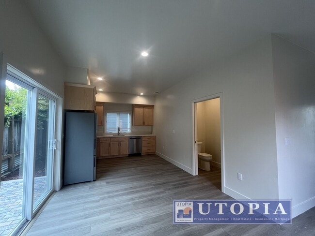 Building Photo - 528 Dufour St