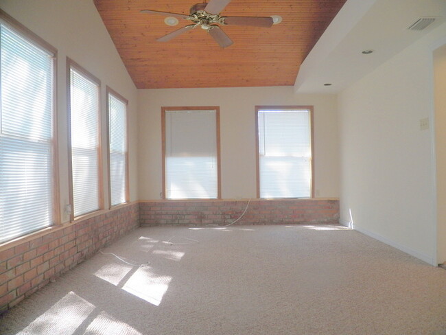 Building Photo - 3/1 Home W/ Fenced Yard/ Lanai!