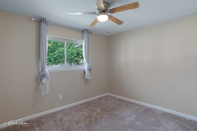 Building Photo - 2121 Venus Dr